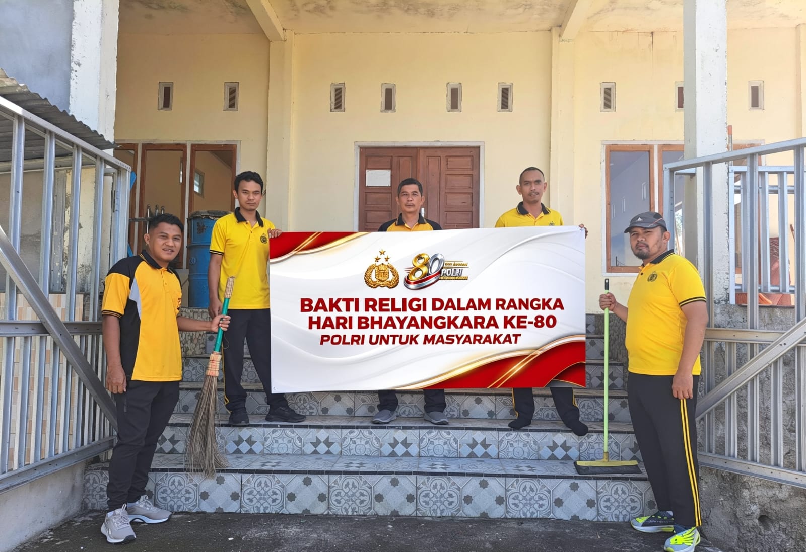 Pererat Silaturahmi dengan Masyarakat, Polsek Dempo Utara Gelar Gotong Royong Bersihkan Masjid