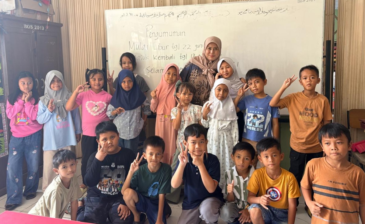 Penuh Haru, Siswa Kelas 2 SDN Kuta Baru 1 Sampaikan Pesan Cinta untuk Sang Guru