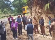 Warga Kecamatan Borbor, Habornas Berdoa Bersama di Ruas Jalan Rusak Milik Provinsi Sumut