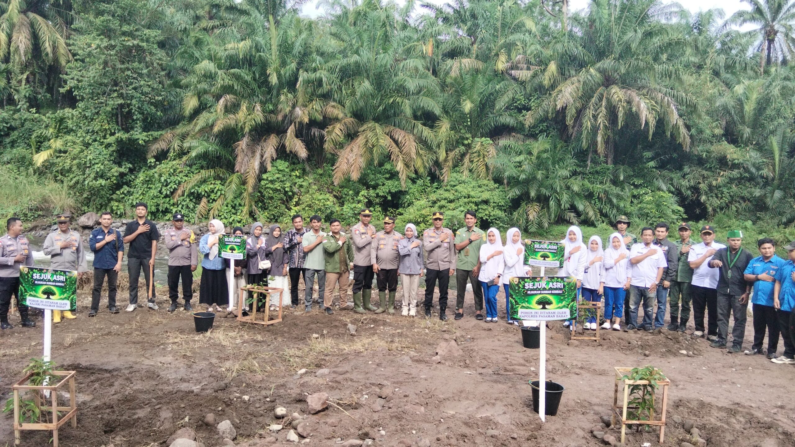 Gerakan Penghijauan, Polres Pasbar Lakukan Penanaman Pohon di Daerah Rawan Erosi