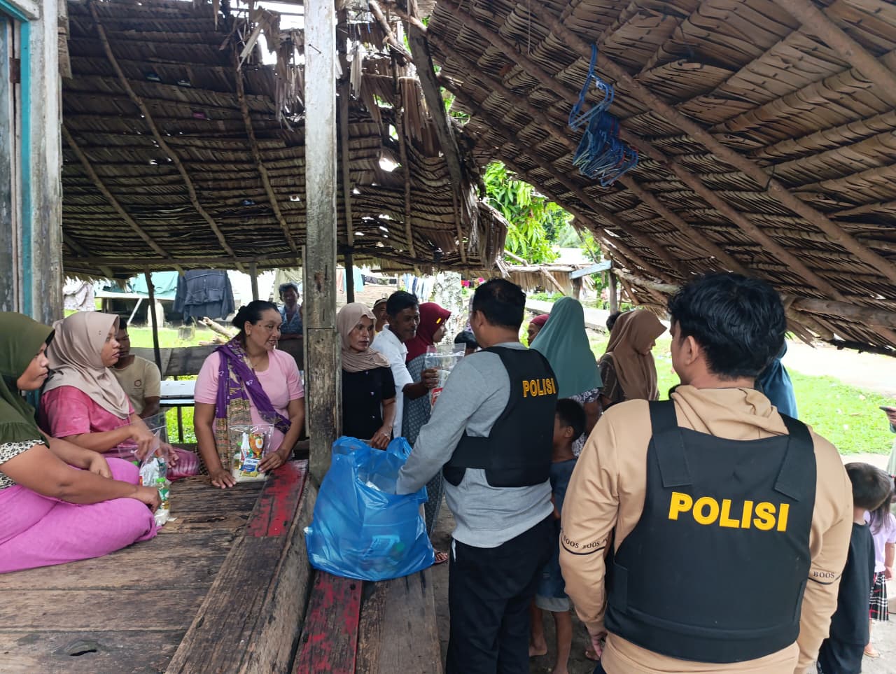 Polres Pasbar Salurkan Paket Sembako Untuk Masyarakat