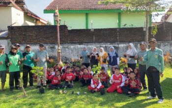 Tanam Hari Ini, Petik Manfaat Nanti: SDN Japan Sooko Hijaukan Bareng Siswa Peringati Hari Bumi 2026 di RTH