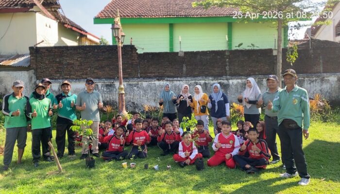 Tanam Hari Ini, Petik Manfaat Nanti: SDN Japan Sooko Hijaukan Bareng Siswa Peringati Hari Bumi 2026 di RTH