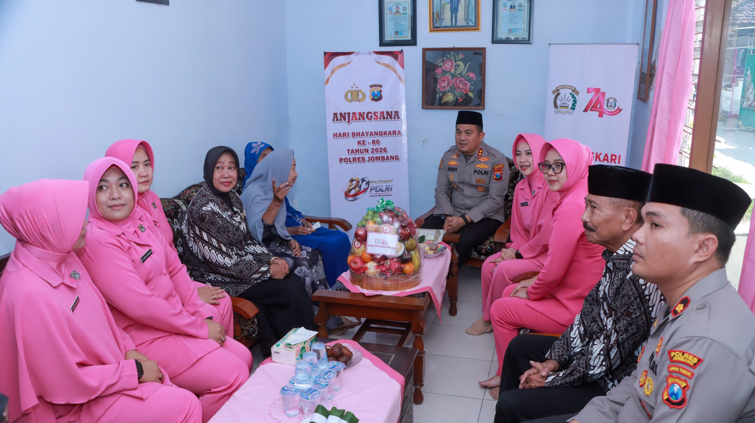 Jelang HUT Bhayangkara ke 80, Polres Jombang Gelar Anjangsana ke Anggota Yang Sakit Hingga Purnawirawan Polri