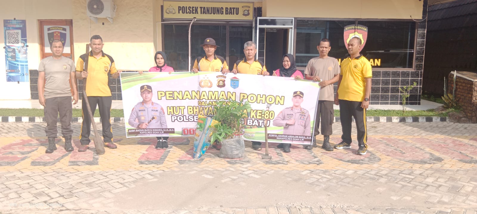 Peduli Lingkungan di HUT Bhayangkara ke-80, Polsek Tanjung Batu Tanam 50 Pohon