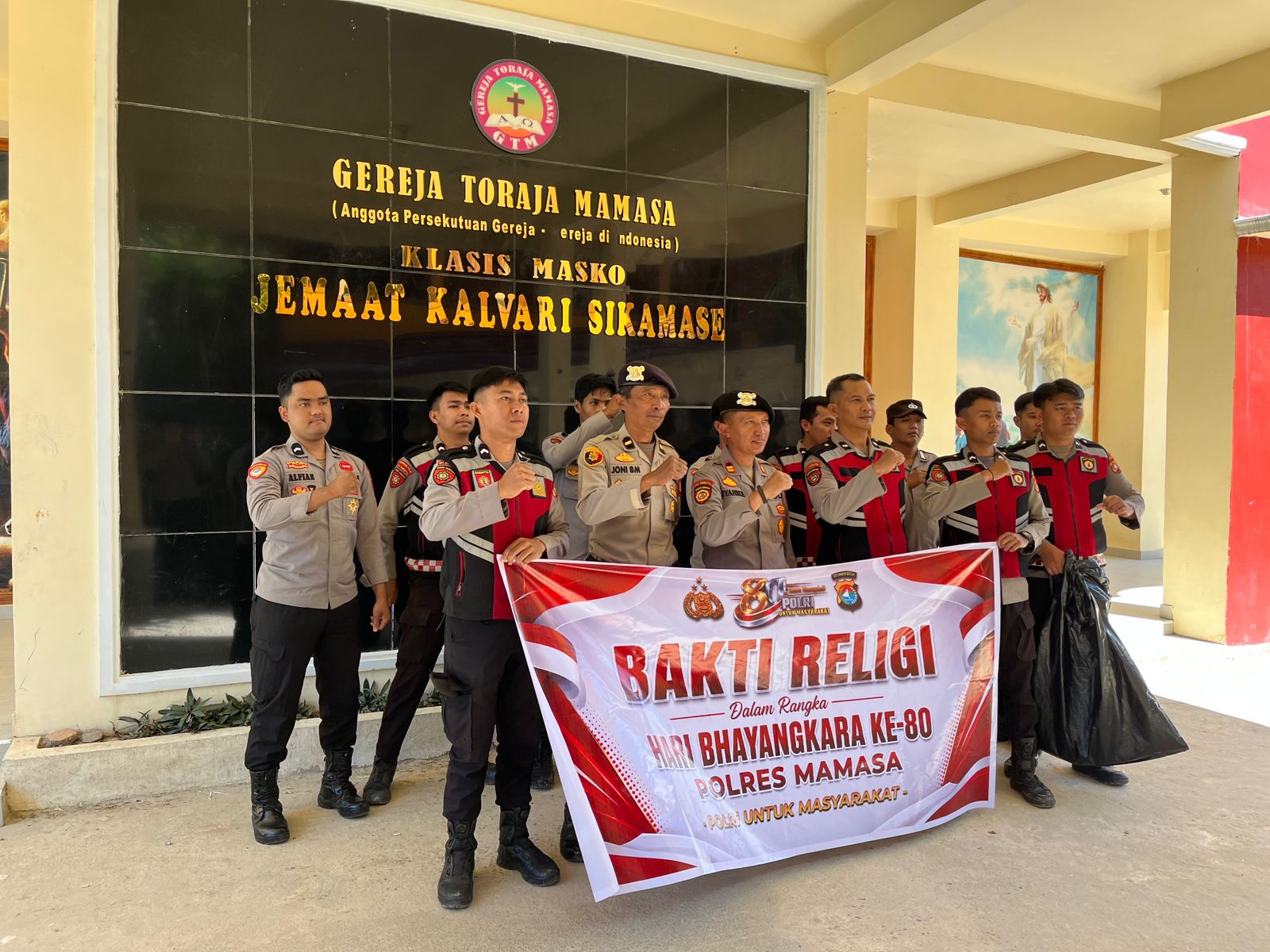 Sambut Hari Bhayangkara Ke-80, Personel Polres Mamasa Gelar Bakti Religi di Rumah Ibadah