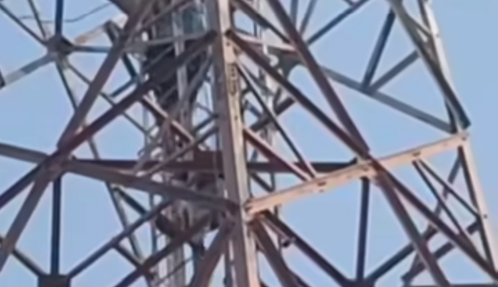 Dua Remaja Nekat Naik Tower 50 Meter di Brebes, Berhasil Dievakuasi Petugas Gabungan