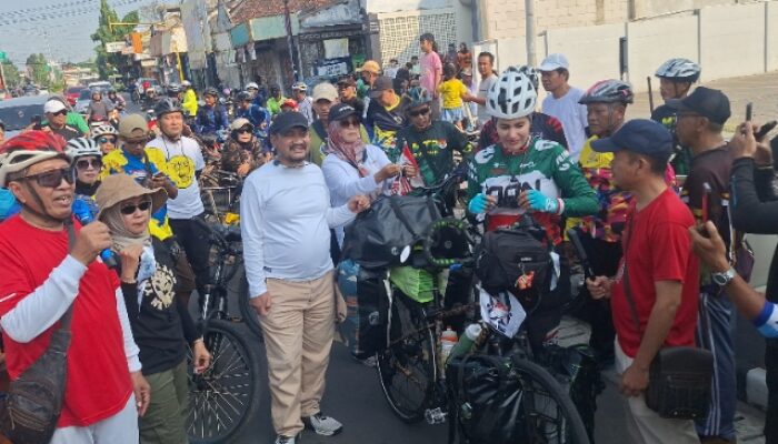 Pesepeda Asal Iran Sebut Indonesia Negara Terbaik yang Pernah Dikunjunginya