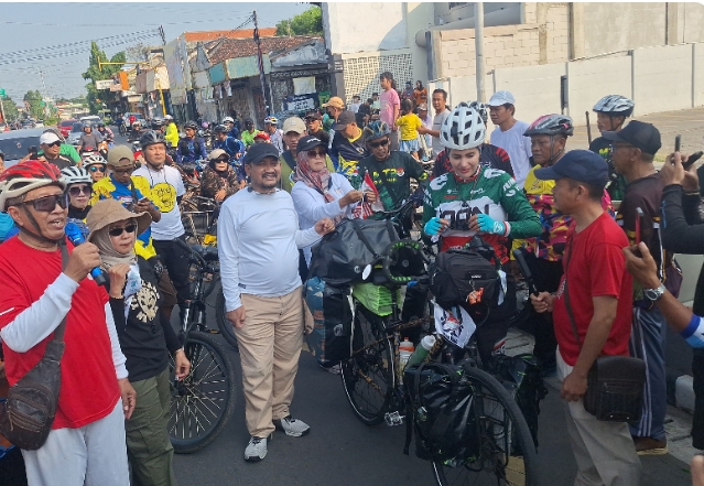 Pesepeda Asal Iran Sebut Indonesia Negara Terbaik yang Pernah Dikunjunginya