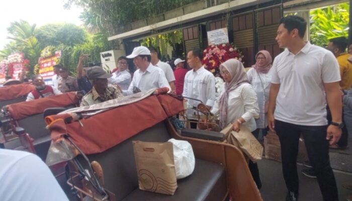 Ribuan Warga Padati Kediaman Jokowi di Solo, Rayakan Ulang Tahun ke-65 dengan Suasana Penuh Keakraban