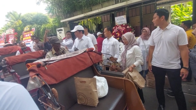 Ribuan Warga Padati Kediaman Jokowi di Solo, Rayakan Ulang Tahun ke-65 dengan Suasana Penuh Keakraban