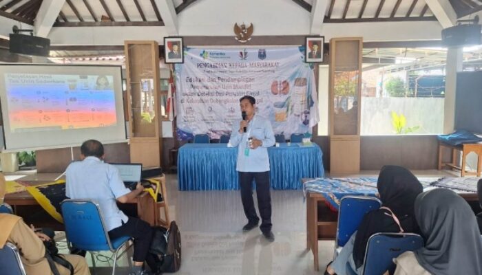 Warga Debong Kulon Diberi Edukasi Pemeriksaan Urin Mandiri untuk Deteksi Dini Penyakit Ginjal