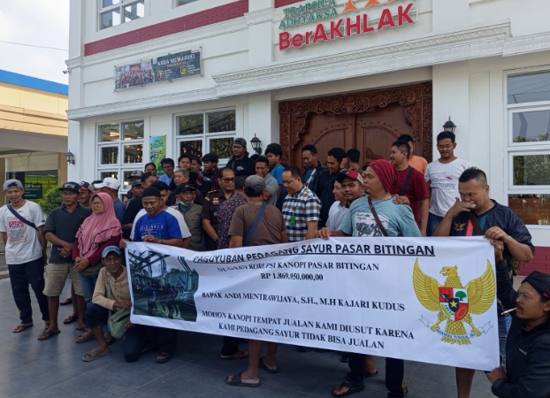 Pedagang Pasar Bitingan Laporkan Dugaan Korupsi Proyek Kanopi Rp1,8 Miliar ke Kejari Kudus