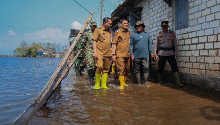 Tinjau Lokasi Terdampak Rob di Pati, Gubernur Jateng Siapkan Rp400 Juta untuk Rehabilitasi Tanggul Tunggulsari