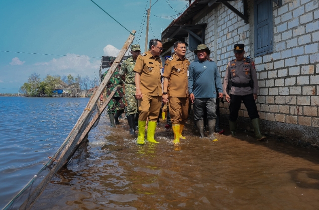 Tinjau Lokasi Terdampak Rob di Pati, Gubernur Jateng Siapkan Rp400 Juta untuk Rehabilitasi Tanggul Tunggulsari