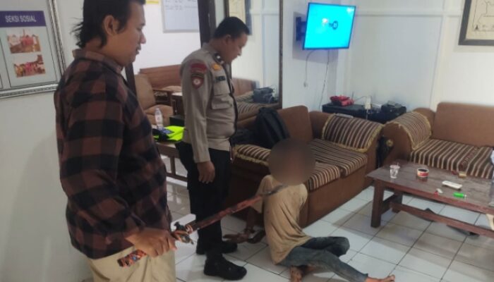 Pria Diduga ODGJ Bawa Senjata Tajam Resahkan Warga, Polisi Bergerak Cepat Amankan Situasi