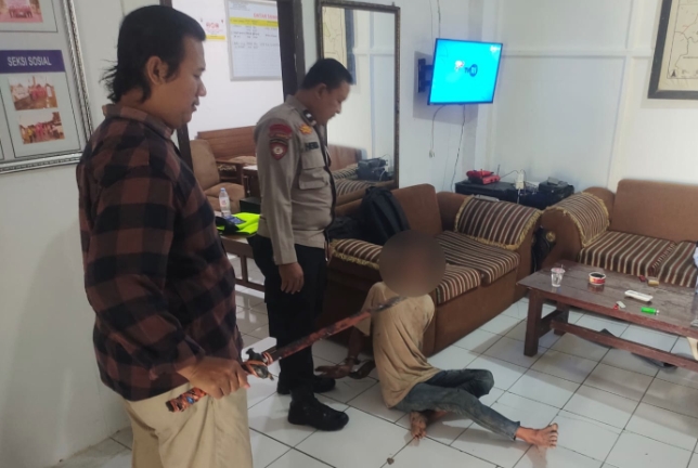 Pria Diduga ODGJ Bawa Senjata Tajam Resahkan Warga, Polisi Bergerak Cepat Amankan Situasi