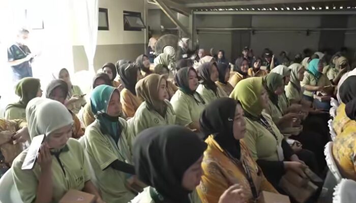 Ribuan Buruh Rokok dan Petani Tembakau di Kabupaten Tegal Terima BLT DBHCHT, Bupati: Wujud Kepedulian Pemerintah