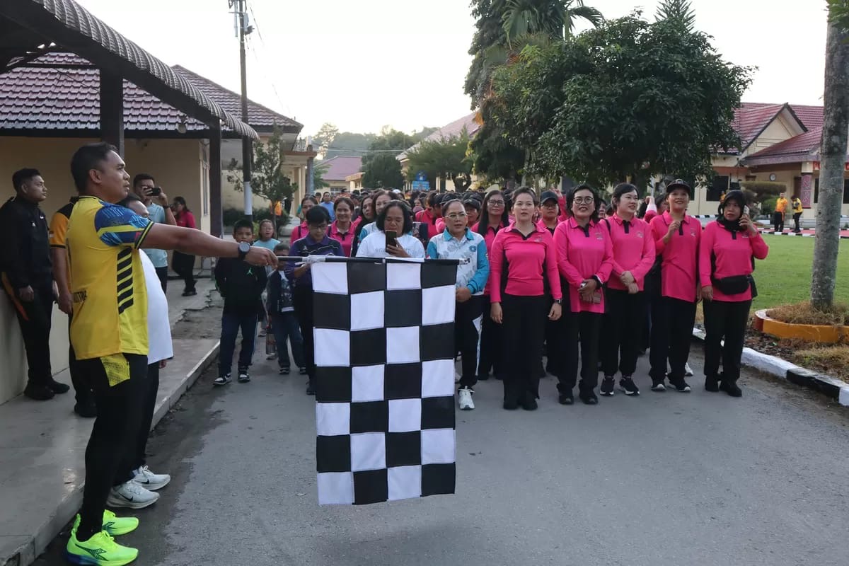 RIBUAN LANGKAH, SATU SEMANGAT! Polres Toba Bersama Forkopimda dan Masyarakat Meriahkan HUT Bhayangkara ke-80 dengan Olahraga Bersama