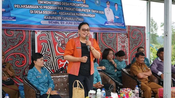 Ketua TP PKK Taput Ny. Neny Angelina JTP Hutabarat memimpin Monitoring Desa Percontohan