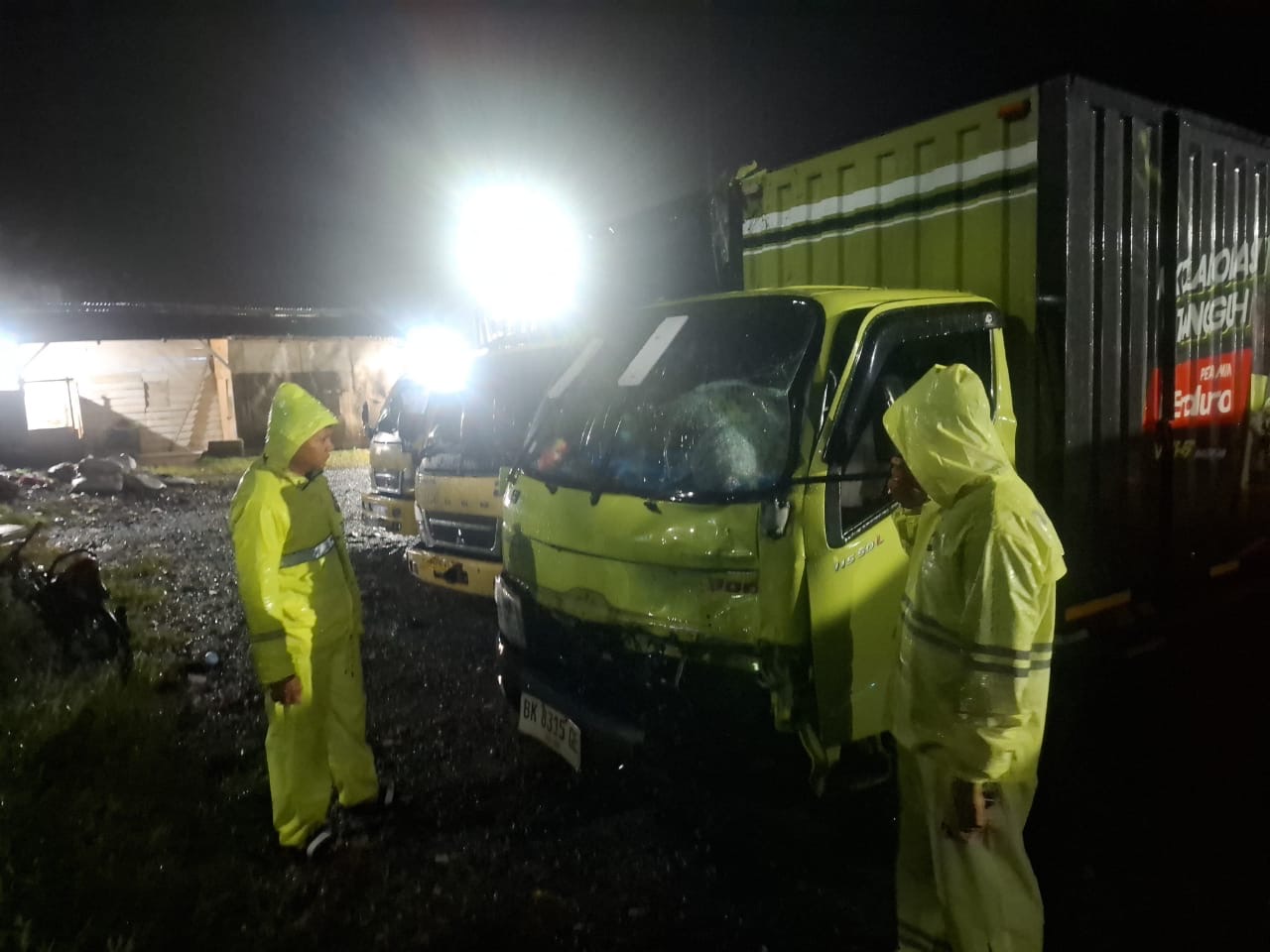 Dua Pengendara Sepeda Motor Meninggal di TKP Setelah Motor Yang Mereka Boncengi di Tabrak Mobil Box