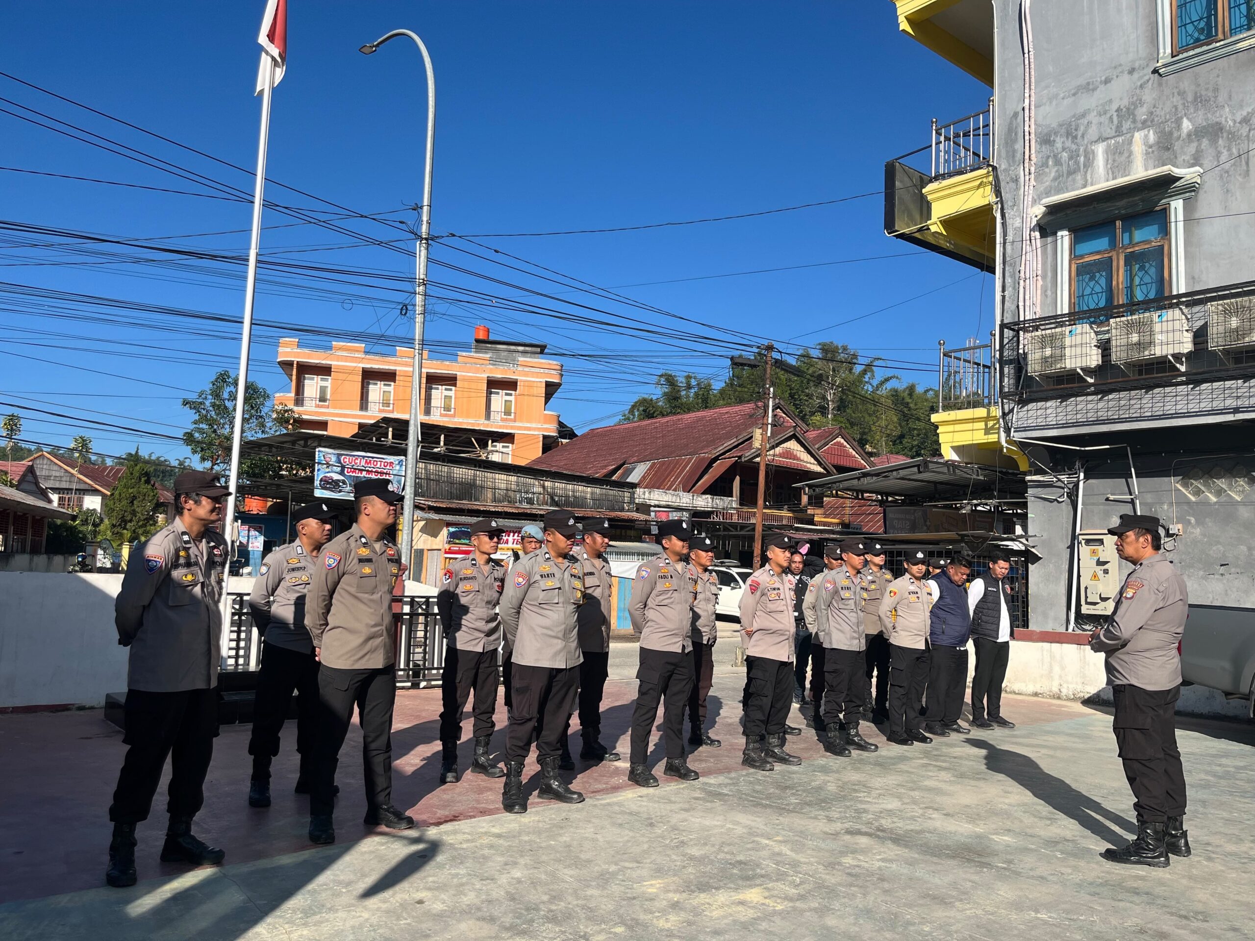 Tekankan Disiplin dan Integritas, Kapolsek Mamasa Arahkan Personel dalam Apel Pagi