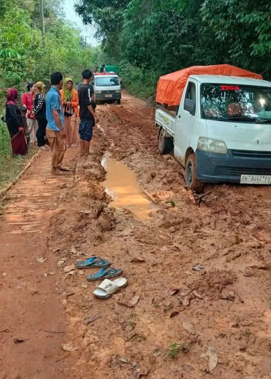 Viral di Facebook: Warga Ogan Ilir Geram Jalan Rusak Parah, Kritik Keras Bupati Hingga Ancam Golput