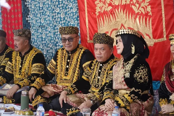 Gubernur Al Haris Dianugerahi Gelar Adat Kehormatan Depati Amanah Negroi Tanoh Sunge Pnoh