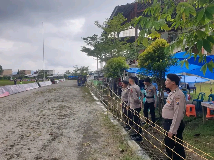 Personel Polres Dairi Siaga Amankan Open Turnamen Sepak Bola Piala Bergilir Ketua DPP Gema Sicike-cike CUP II Tahun 2026