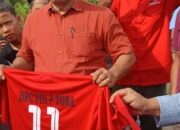 Ir.Pidel Hutahaean MM memberikan baju kostum olahraga dan Bola kaki dalam menyambut HUT RI Ke-81 Tahun