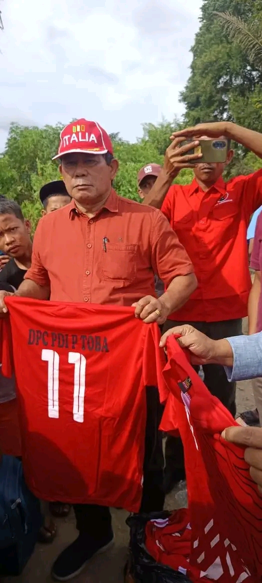 Ir.Pidel Hutahaean MM memberikan baju kostum olahraga dan Bola kaki dalam menyambut HUT RI Ke-81 Tahun