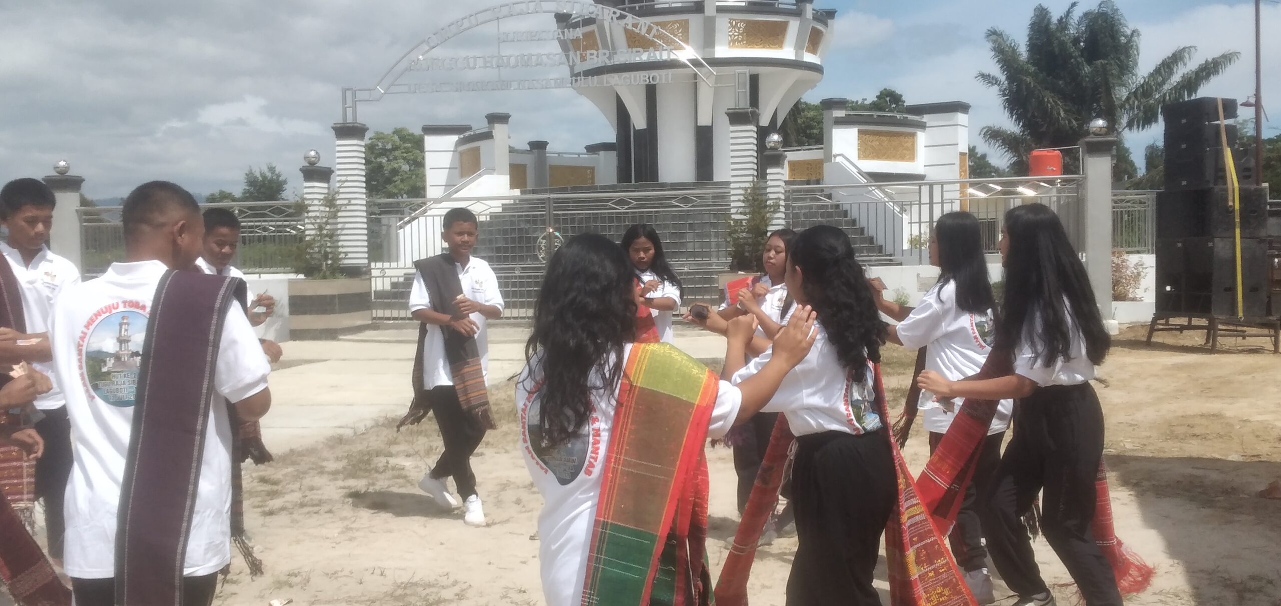 Ir. Pidel Hutahaean MM Hadiri Kegiatan Gerak Jalan Santai di Tugu Raja Sibarani Nasampulu Laguboti