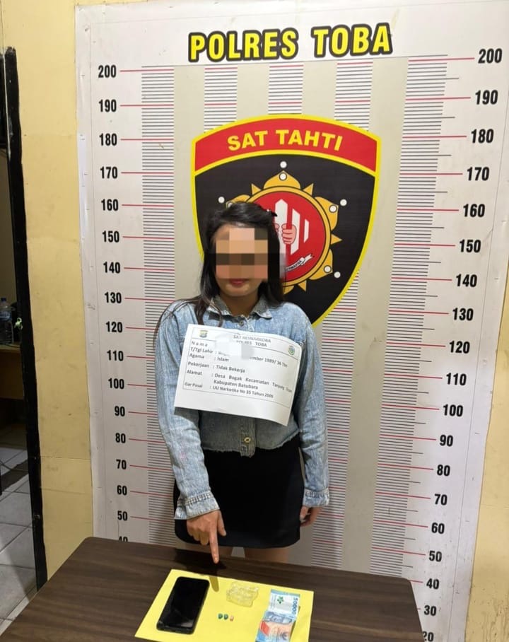 Seorang Wanita Ditangkap Saat Jual Ekstasi Ke Polisi Menyamar di Room Cafe di Balige