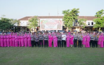 Polres Jombang Gelar Upacara Kenaikan Pangkat, 86 Personel Jalani Tradisi Siraman Air Kembang