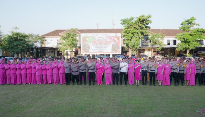 Polres Jombang Gelar Upacara Kenaikan Pangkat, 86 Personel Jalani Tradisi Siraman Air Kembang