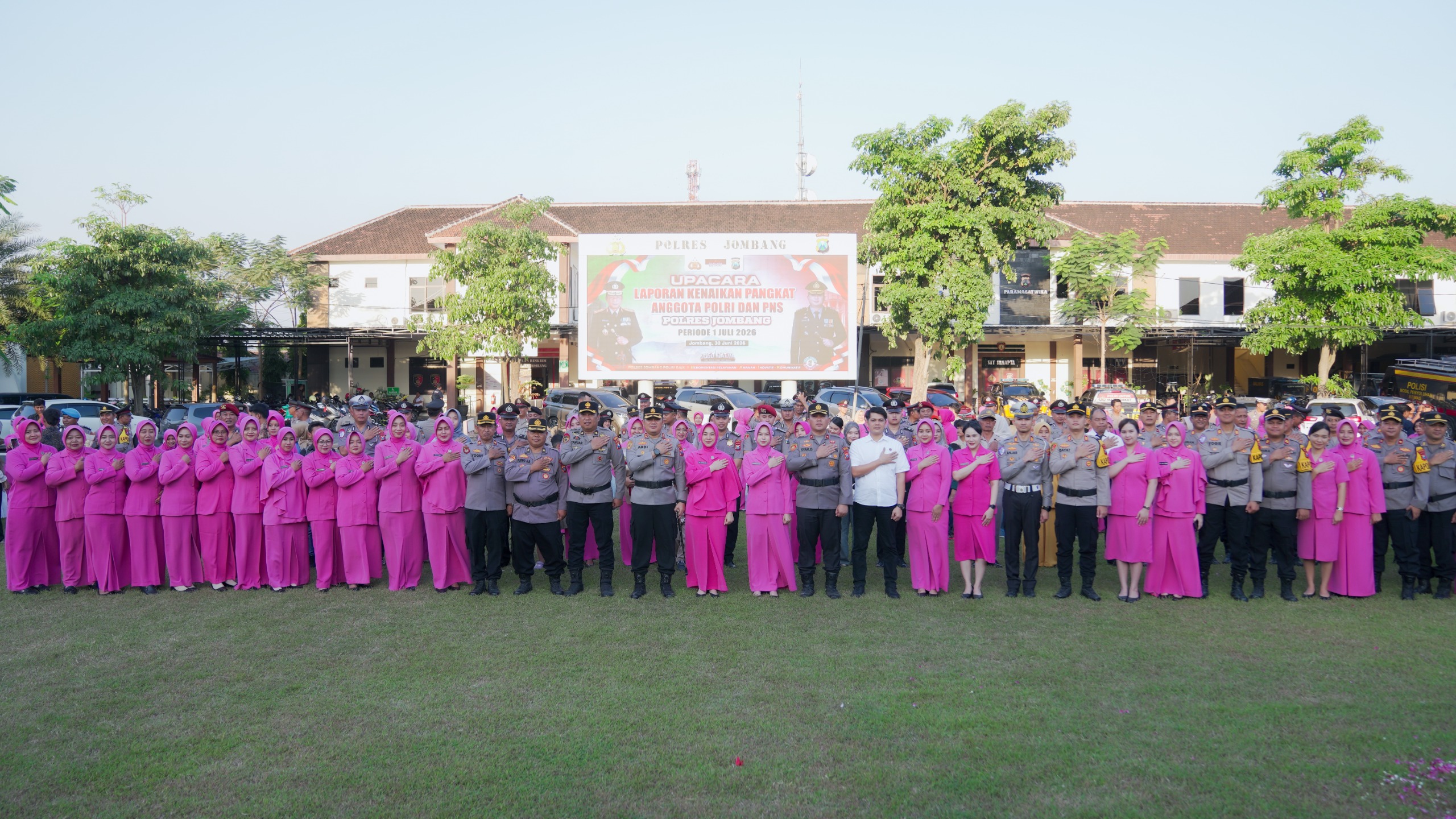 Polres Jombang Gelar Upacara Kenaikan Pangkat, 86 Personel Jalani Tradisi Siraman Air Kembang