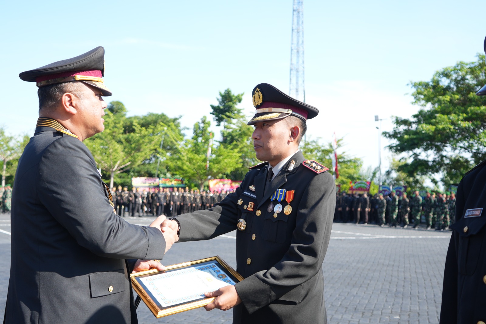 Kado Istimewa untuk Personel Berprestasi dan Warga, Penghargaan Kapolda Sulbar Warnai Puncak HUT Bhayangkara ke‑80