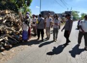 Cegah Kecelakaan, Gabungan Aparat Lakukan Penertiban Tumpukan Kayu Bakar di Sepanjang Jalan Dusun Rentang Desa Jeropuri