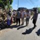 Cegah Kecelakaan, Gabungan Aparat Lakukan Penertiban Tumpukan Kayu Bakar di Sepanjang Jalan Dusun Rentang Desa Jeropuri