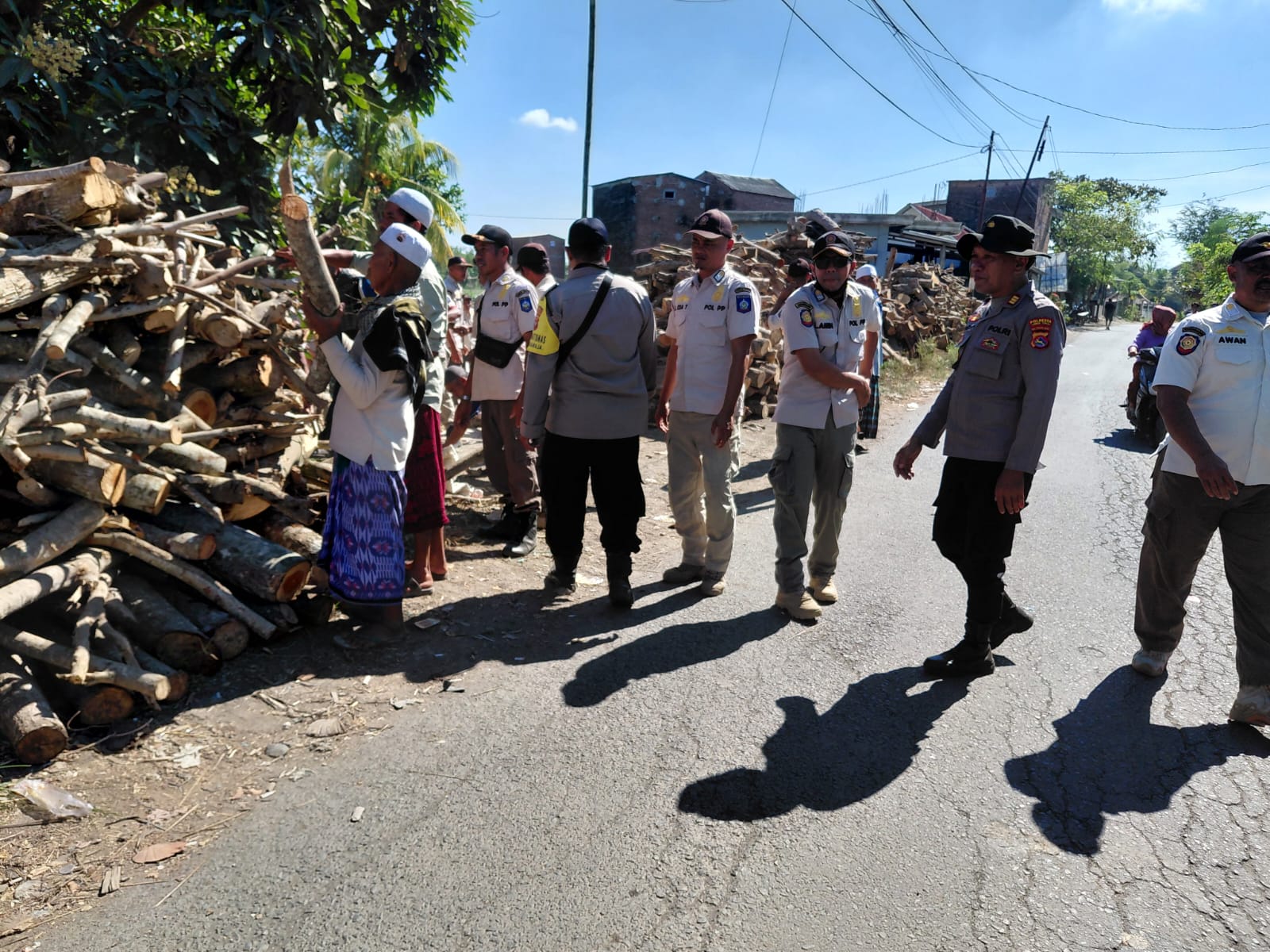 Cegah Kecelakaan, Gabungan Aparat Lakukan Penertiban Tumpukan Kayu Bakar di Sepanjang Jalan Dusun Rentang Desa Jeropuri