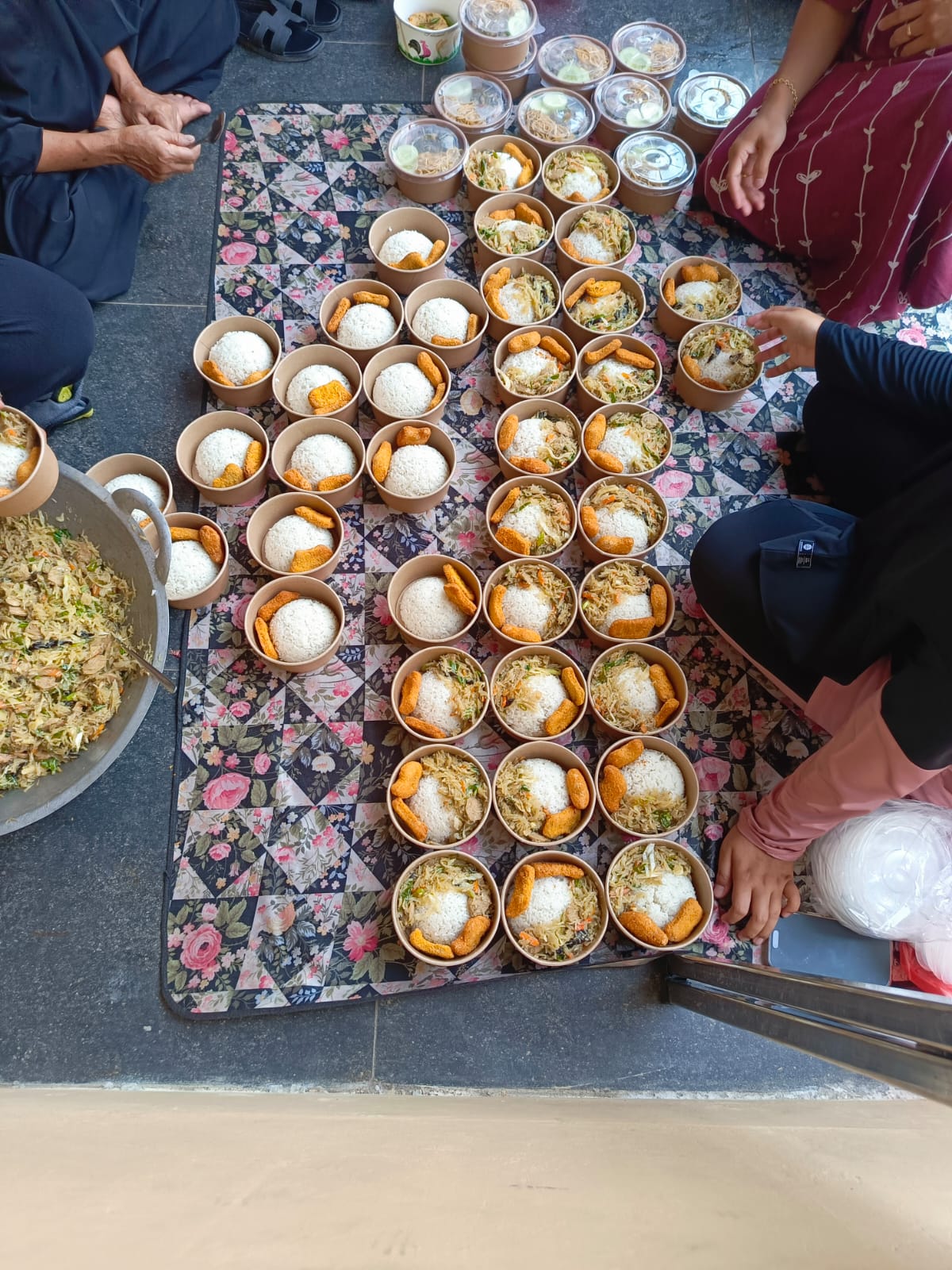 Semangat Kebersamaan, Ibu-Ibu Perumahan Neo Mediterania Gelar Jumat Berkah dengan Berbagi 65 Porsi Makanan