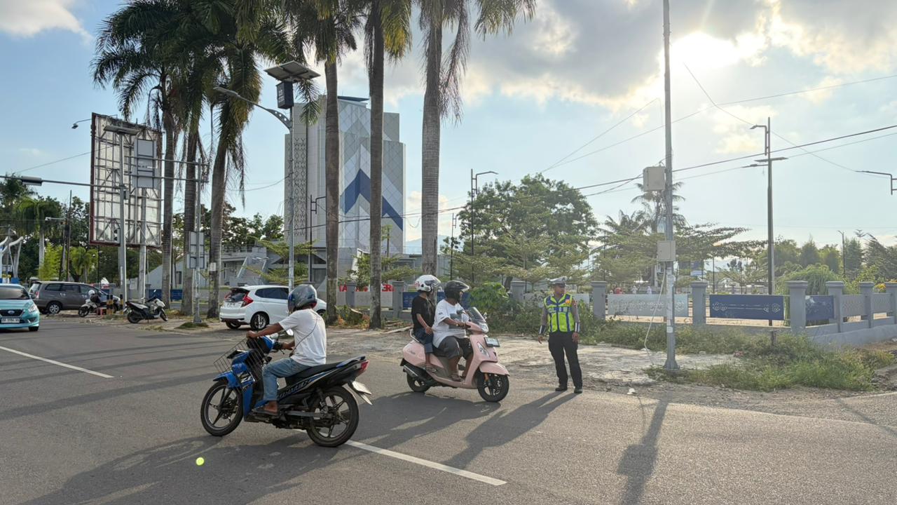 Direktorat Lalu Lintas Polda Sulawesi Barat Secara Masif Menyiagakan Personelnya di Titik Rawan Kemacetan 