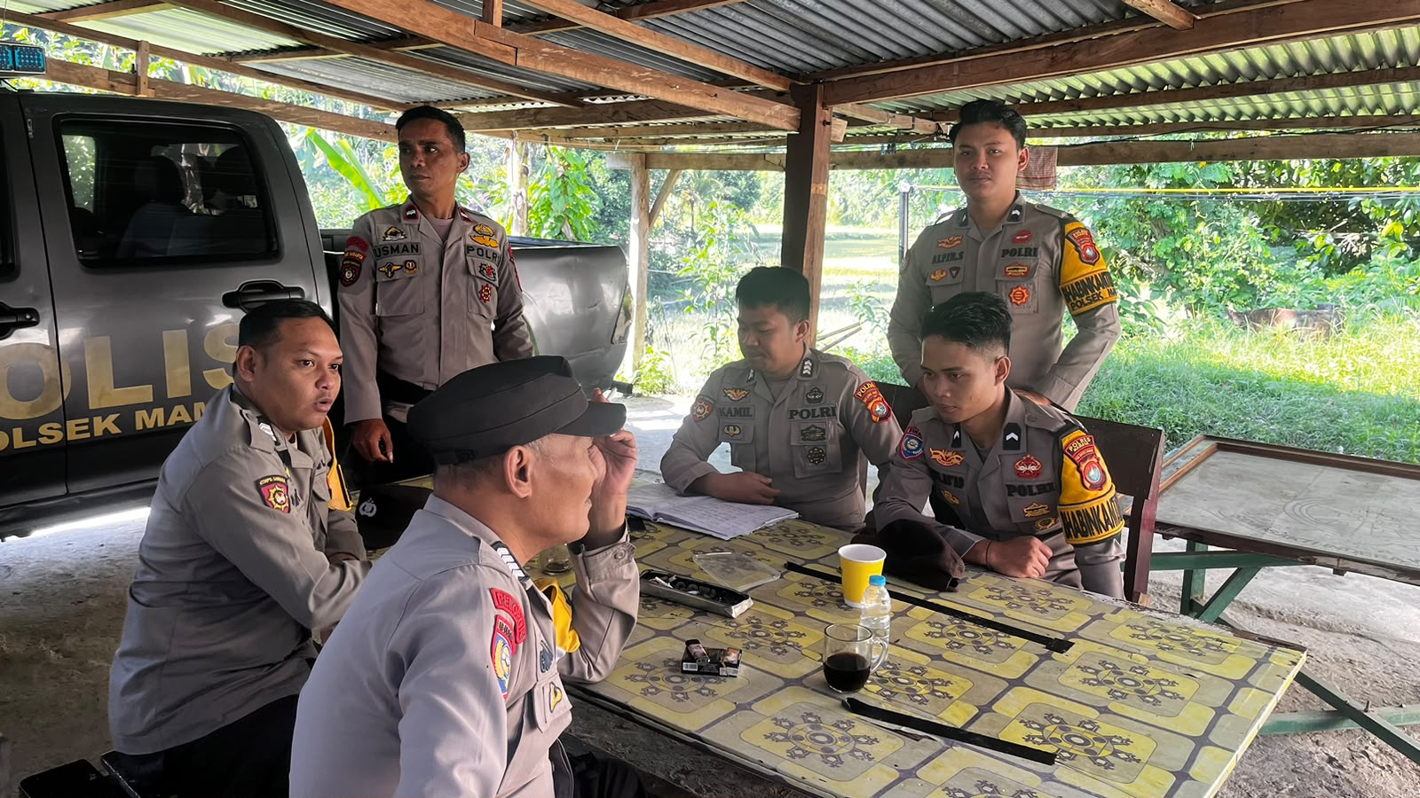 Kapolsek Mambi Laksanakan Pengecekan Piket Mako, Pastikan Kesiapsiagaan Personel Tetap Optimal