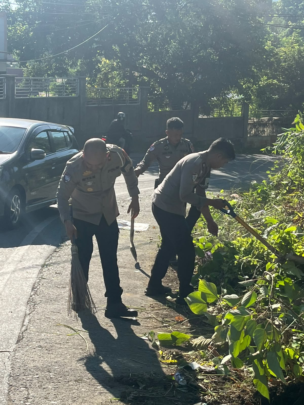 . Keselamatan Pengendara,Ditlantas Polda Sulbar Bersihkan Ruas Jalan 