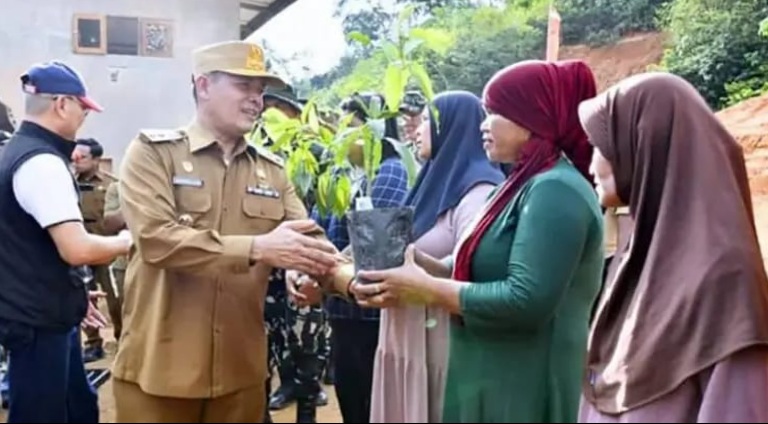 Perkuat Mitigasi Bencana,Pemkab Tapanuli Tengah dan Dewan Pertahanan Nasional Lakukan Penghijauan Kawasan Perbukitan Hutanabolon Tukka