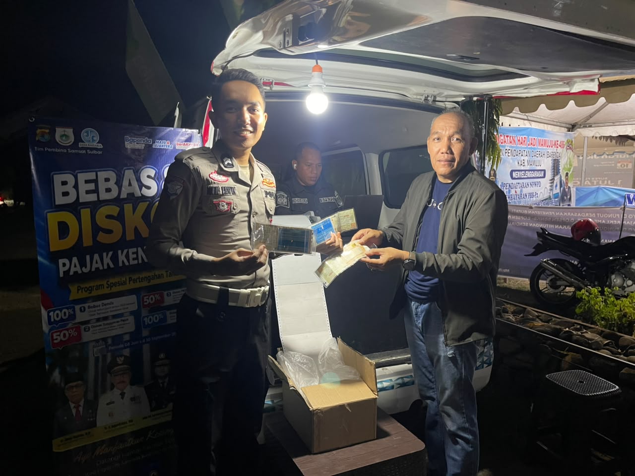 Pelayanan Samsat Malam Ditlantas Polda Sulbar di Rumah Adat Mamuju, Masyarakat Dimudahkan Urus Administrasi Kendaraan