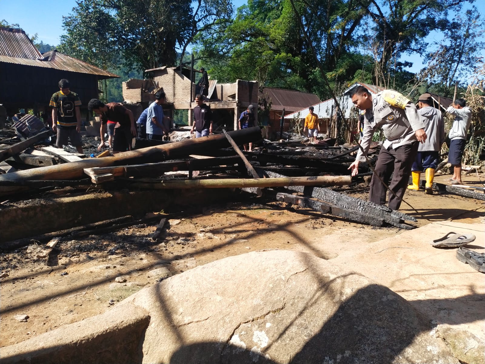 Diduga Kosleting Listrik, Rumah Lansia di Batanguru Hangus Terbakar 