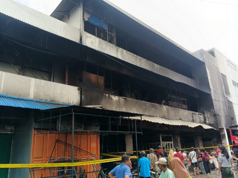 Walikota Sibolga Langsung Mininjau Lokasi Kebakaran Pasar Terminal Sibolga