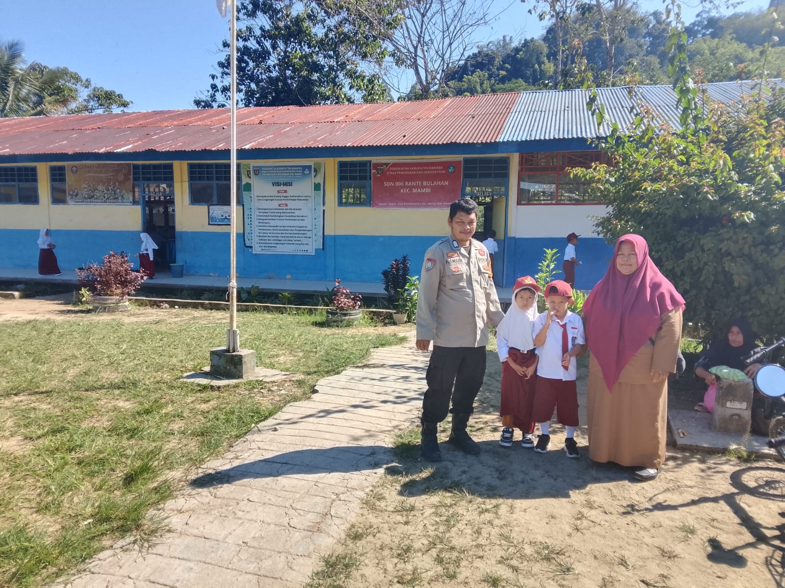 Hadirkan Kehangatan di Hari Pertama Sekolah, Polres Mamasa dan Jajaran Gelar Gerakan Ayah Mengantar Anak (GAMAS) 2026