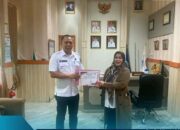 Dinas pendidikan Kota Pagaralam Memberikan Penghargaan Sertifikat Ke SD N 13 Dan SD N 25